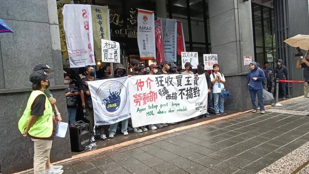 Hari ini, Minggu 19 Oktober 2025, konferensi pers digelar di depan gedung Ministry of…