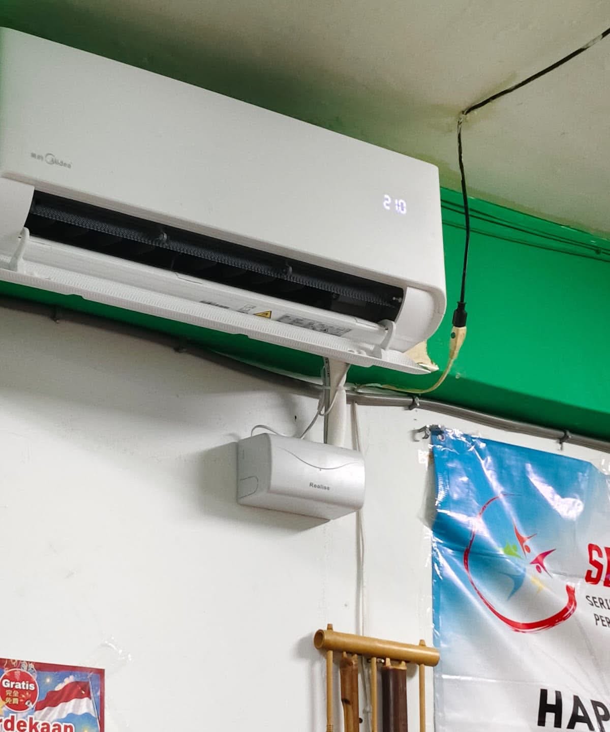 Eittt… AC sekretariat kami baru loh! Cieee, pamer dikit