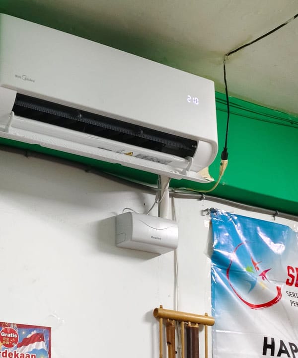 Eittt… AC sekretariat kami baru loh! Cieee, pamer dikit